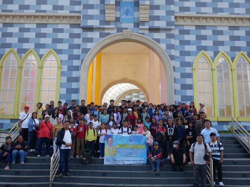 Anggota DPR RI Maruli Siahaan Berangkatkan Anak Sekolah Minggu Gereja HKI Daerah XIV Wisata Rohani
