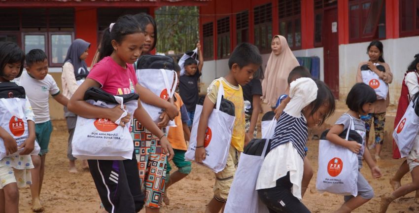 Bersinergi dengan PUK SP LEM SPSI AHM, Indako Salurkan Bantuan Pendidikan untuk Pelajar Tapteng