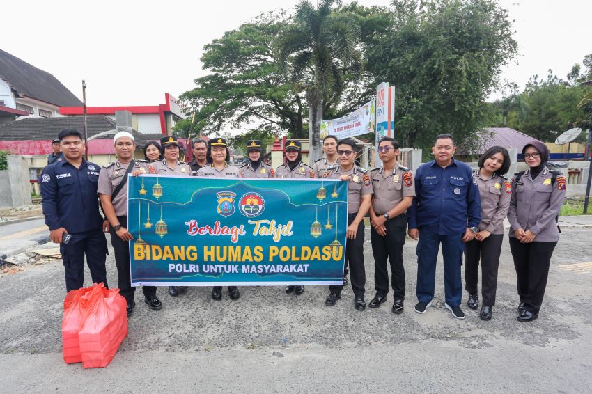 Semangat Ramadhan, Bid Humas Polda Sumut Turun ke Jalan Berbagi Takjil untuk Masyarakat