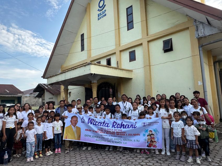 Anggota DPR RI Maruli Siahaan Kembali Berangkatkan Anak Sekolah Minggu HKBP Sempurna Wisata Rohani