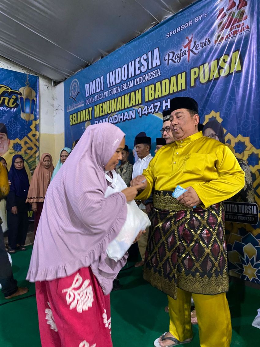 DMDI Indonesia Berikan 500 Bingkisan Idul Fitri dari Presiden DMDI Untuk Anak Yatim dan Fakir Miskin