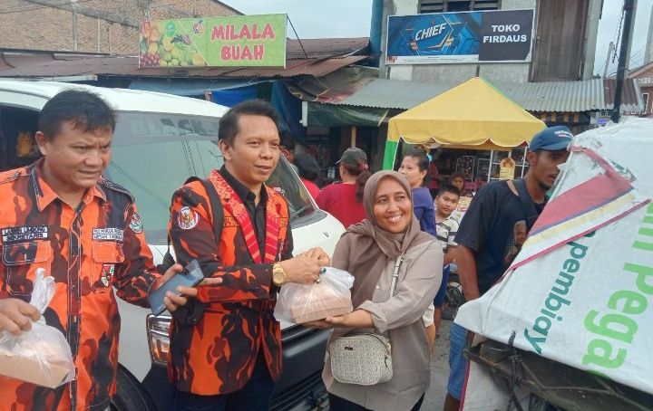PAC PP Medan Tuntungan Bagi Takjil di Simpang Melati