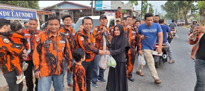 PAC PP Medan Tuntungan Bagi Takjil di Simalingkar B