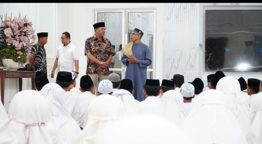 Bupati Syah Afandin Santuni 65 Santri Ulumul Quran di Penghujung Ramadhan