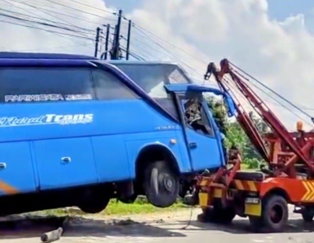 Bus Pariwisata Tergelincir Usai Tabrak Jembatan di Jalinsum Batu Bara