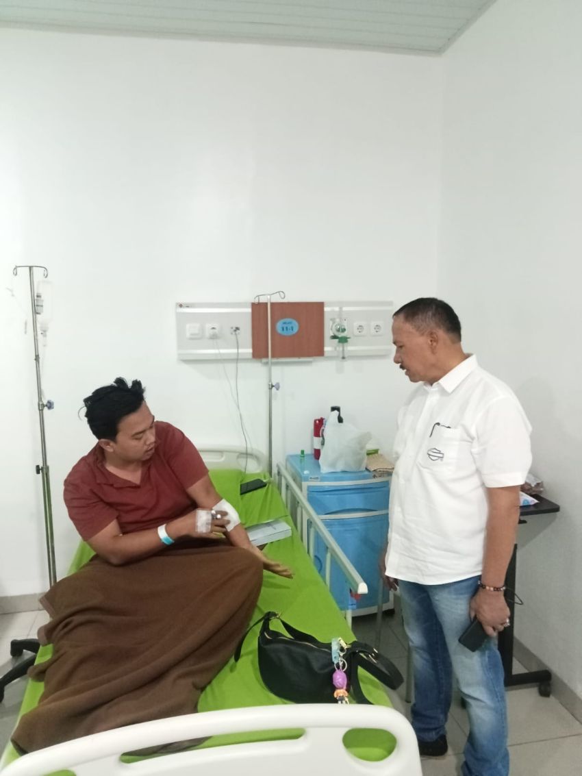 Anggota DPR RI Maruli Siahaan Jenguk Pegawai Rumah Aspirasi dan Warga Pemilihnya di Rumah Sakit