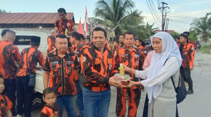 PAC PP Medan Tuntungan Bagi Takjil di Namo Gajah