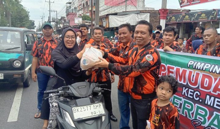 PAC PP Medan Tuntungan Bagi Takjil di Kel. Mangga