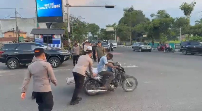Sigap dan Humanis Kapolres Binjai Bantu Dorong Betor Mogok