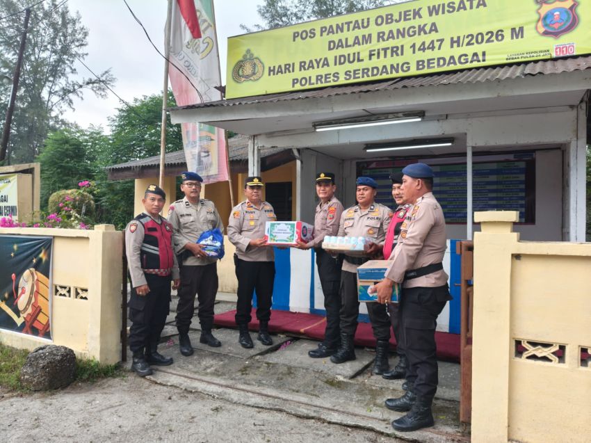 Bentuk Kepedulian Pimpinan, Wakapolres Sergai Serahkan Bingkisan Lebaran di Pos Pantau Pantai Cermin