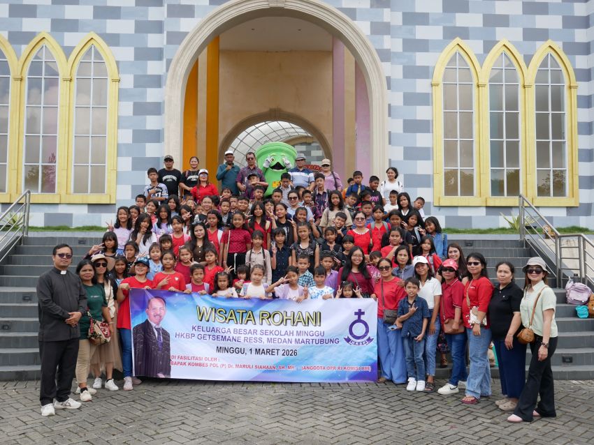 Dukung Pengembangan Iman, Anggota DPR RI Berangkatkan Wisata Rohani Anak Sekolah Minggu HKBP Getmenase Martubung