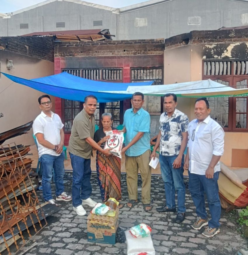 Tunjukkan Kepedulian Sebagai Anggota DPR RI, Dr Maruli Siahaan Berikan Bantuan Korban Kebakaran