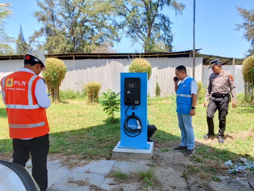 Pos Pantau Ops Ketupat Toba Kawal PLN Hadirkan SPKLU di Themepark Pantai Cermin, Dukung Wisata Ramah Kendaraan Listrik