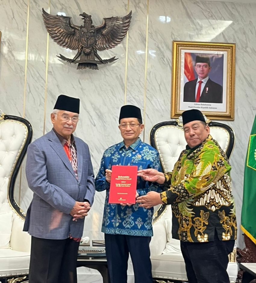 Presiden Pemuda Masjid Dunia, Said Aldi Al idrus Serahkan Mushab Qur'an Utsmani kepada Imam Besar Masjid Istiiqlal