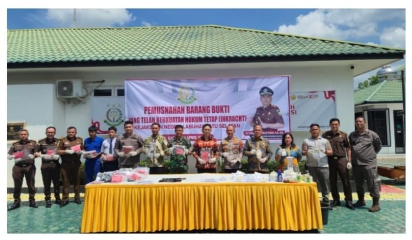 Kejari Labusel Musnahkan Ratusan Barang Bukti dari 122 Perkara Inkracht