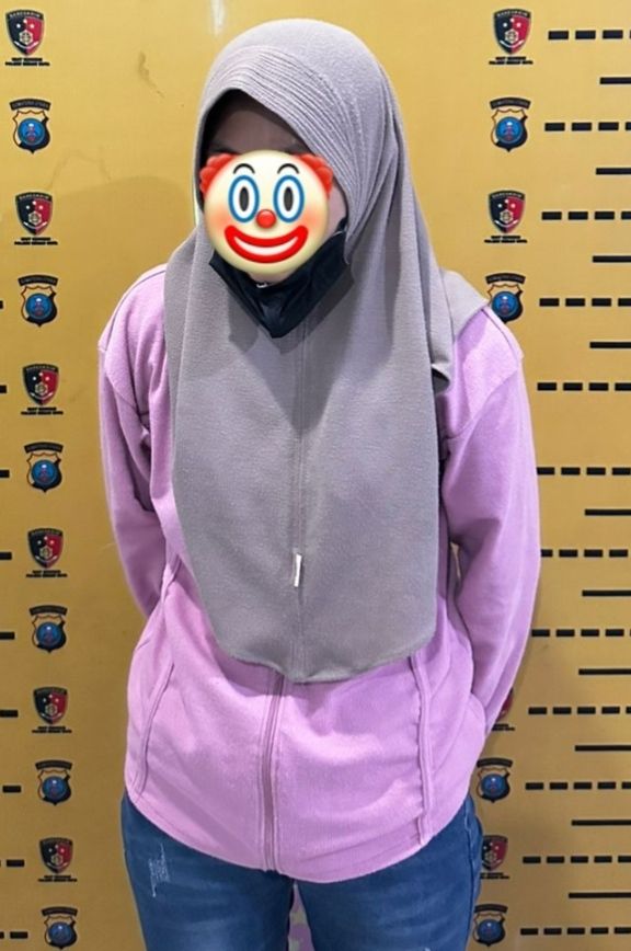 Merasa Ditipu, Seorang  Wanita Ancam Karyawan Toko Ps Store Pakai Parang