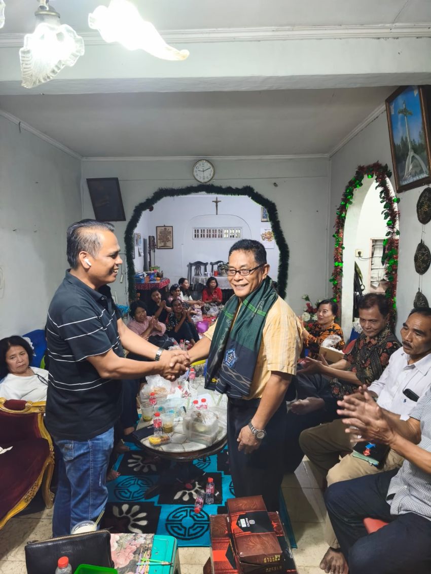 Lestarikan Ciri Khas Budaya Batak, Maruli Siahaan Bagikan Sarung Kepada STM Setia Kasih Helvetia