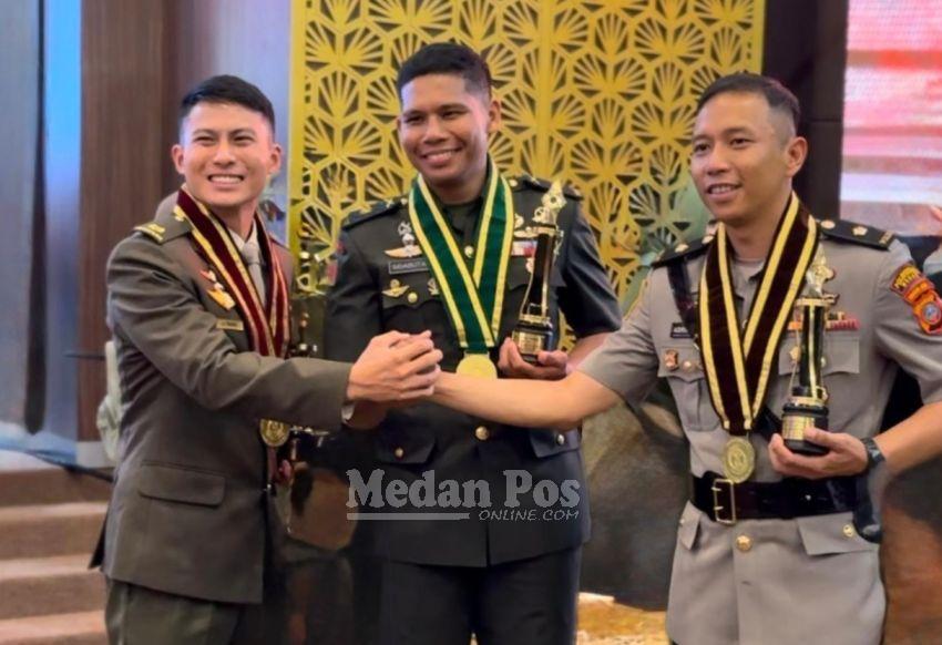Penampakan AKBP Adrian Lubis Bersama 2 Pasis Raih Penghargaan Penulis Taskap Terbaik Seskoad 2025