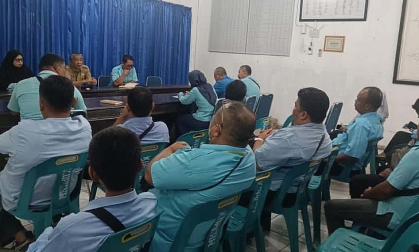 Dewas Erwin Suheri Damanik Pimpin Rapat di PDAM Tirta Bulian