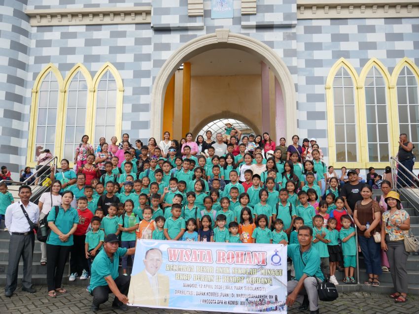 Anggota DPR RI Maruli Siahaan Berangkatkan Rombongan Wisata Rohani Anak Sekolah Minggu HKBP Durian II Resort Serdang