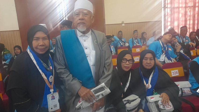 KH Zulfiqar Hajar : Pelayanan Kemenhaj Sumut Luar Biasa, Kloter I Disambut Marhaban dan Tepung Tawar