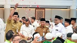 Gubsu Bobby Tepung Tawari Calon Jemaah Haji, Ingatkan Jaga Nama Baik Sumut