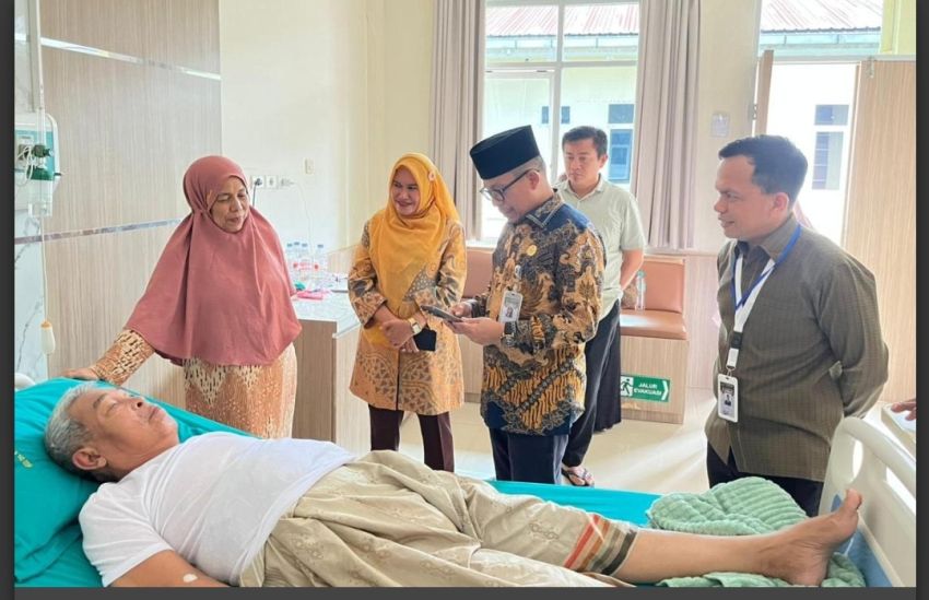 Wujud Kepedulian, Kakanwil Kemenhaj Sumut Tinjau dan Besuk Jemaah Haji Transit di Kualanamu