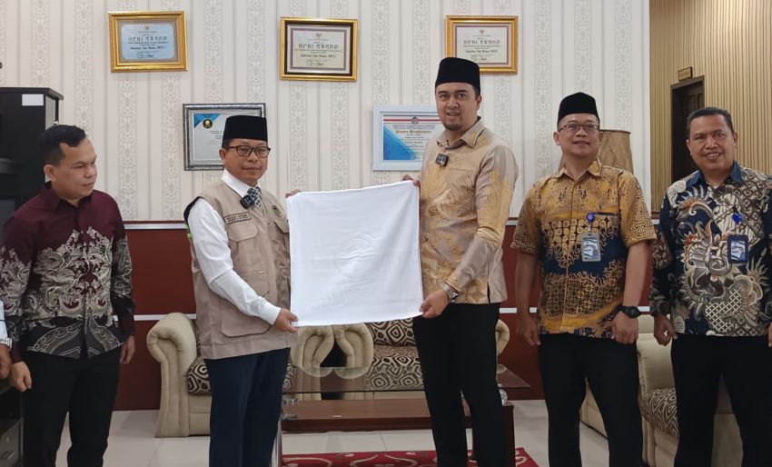 Dirut Perumda Tirtanadi Bagikan 5. 974 Handuk Untuk Calhaj Embarkasi Medan