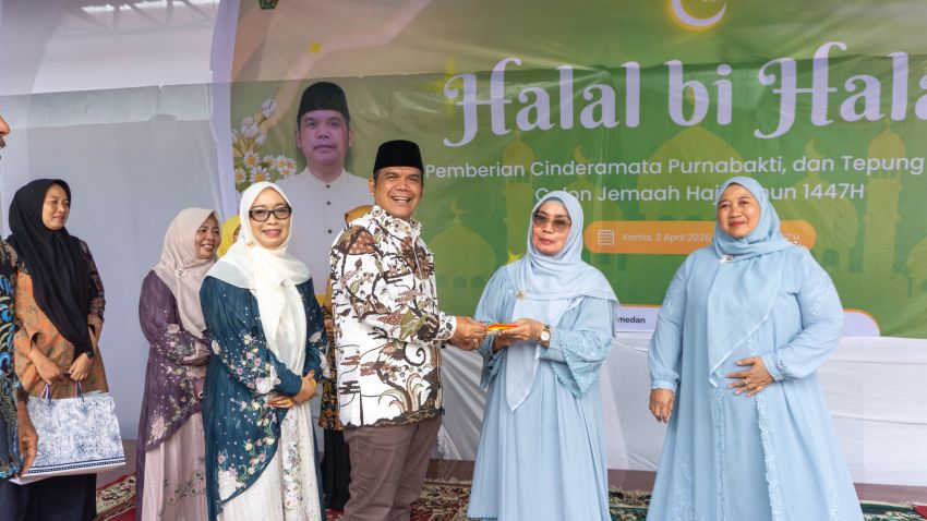 MAN 2 Model Medan Tepung Tawar Calon Haji dan Beri Cenderamata Dua Guru Purnabakti