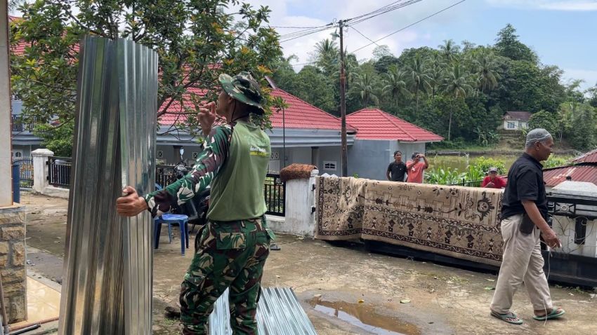 Batalyon Infanteri Teritorial Pembangunan 951/Pandeka Marapi Sigap Bantu Warga Rambatan, Pulihkan Rumah Pascahujan Ekstrem