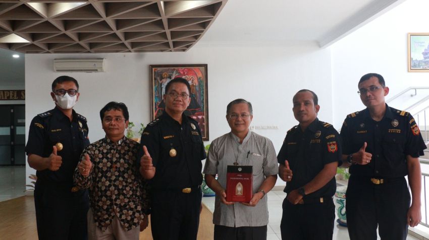 Bea Cukai Medan Fasilitasi Pembebasan Cukai Anggur Misa untuk Keuskupan Agung Medan